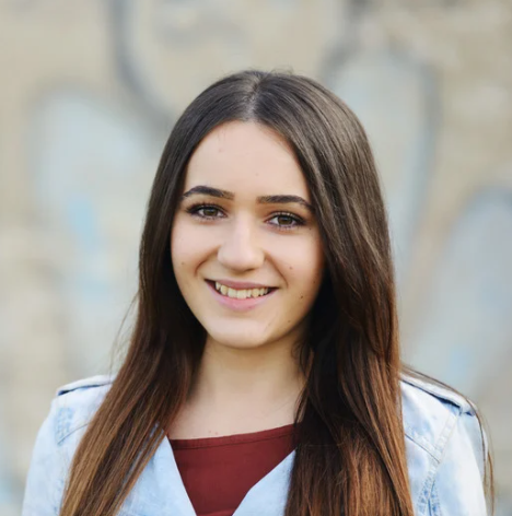 <em>Ana E.</em>